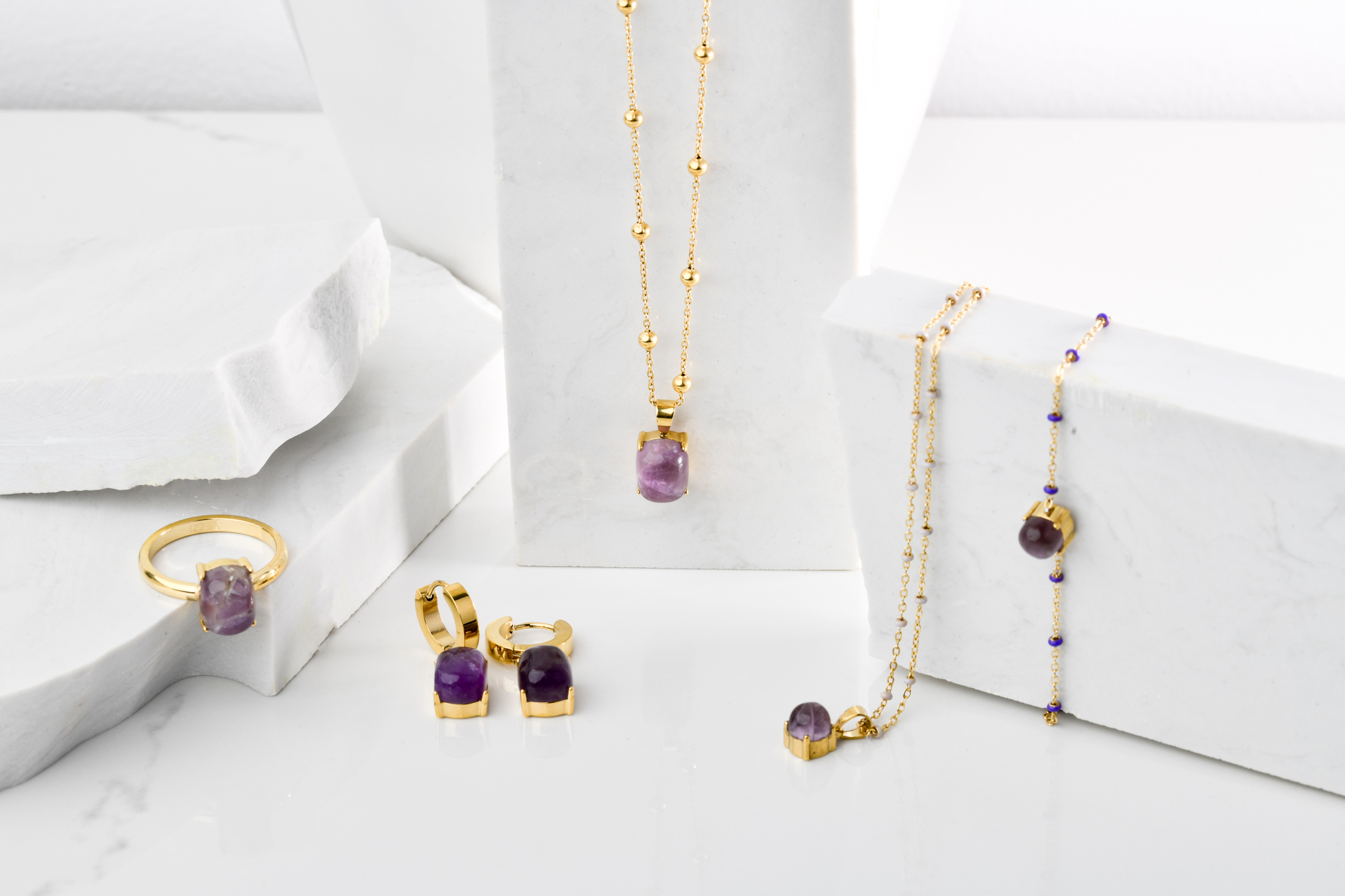 Biżuteria z fioletowym kamieniem – co takiego uwzględnić przy jej wyborze