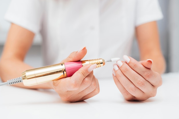 Jak wybrać idealną frezarkę do salonu kosmetycznego?