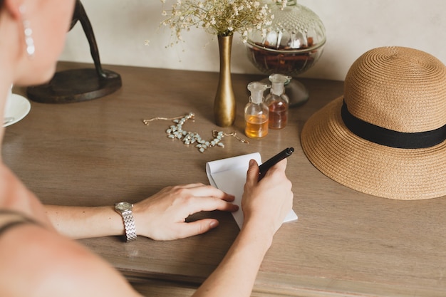 Aromatyczne podróże: odkrywanie zapachów, które definiują twój styl życia